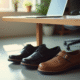 Deux paires de chaussures de travail sous un bureau lumineux