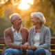 Couple d'âge moyen souriant main dans la main dans un parc ensoleille