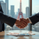 Deux professionnels français et japonais serrent la main avec des billets euro et yen en arrière-plan