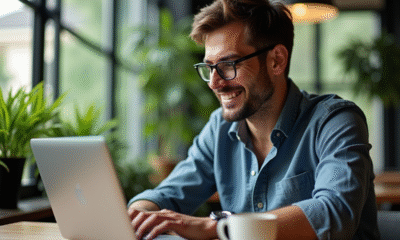 Expert SEO français travaillant dans un café à Chiang Mai