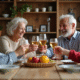 Trois générations de famille française autour d'une table riant