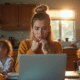 Femme professionnelle frustrée à la maison avec enfants bruyants