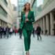 Femme élégante en tailleur vert dans une ville dynamique