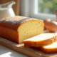 Gâteau éponge nature tranché sur planche en bois