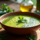 Soupe de courgette fraîche dans un bol rustique avec herbes