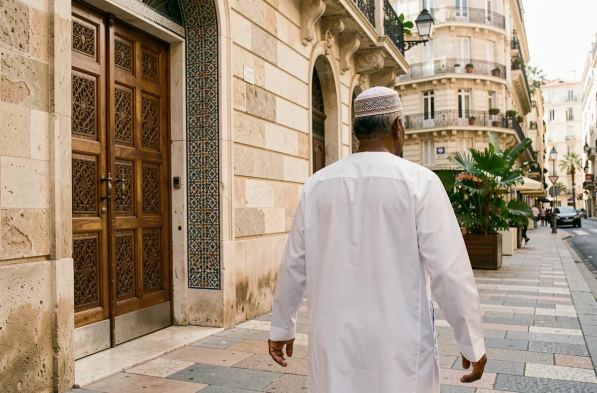 Homme marchant vers une mosquée à Marseille pour la prière du vendredi Joumou'a