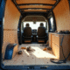 Intérieur arrière d'un Peugeot Expert en conversion amateur avec outils et fils