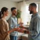 Jeune couple souriant remettant les clés d'un appartement
