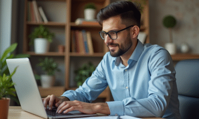 Jeune entrepreneur concentré sur son ordinateur dans un bureau accueillant