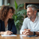 Deux professionnels en réunion dans un bureau moderne